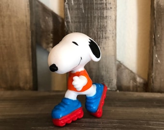 vintage Peanuts Snoopy sur Patins Inline | Snoopy Skating | Snoopy PVC | Figurine en PVC | T-shirt Orange | Patins rouges et bleus