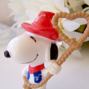 Vintage Peanuts Snoopy Valentine Cowboy Marshal Whitman Miniature Figurine Red 10-Gallon Hat & Heart Shaped Lariat Lasso Rope immagine 2
