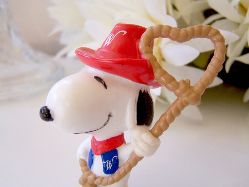 Vintage Peanuts Snoopy Valentine Cowboy Marshal Whitman Miniature Figurine Red 10-Gallon Hat & Heart Shaped Lariat Lasso Rope immagine 2