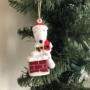 Vintage Peanuts Santa Snoopy Going Down the Chimney PVC Figure