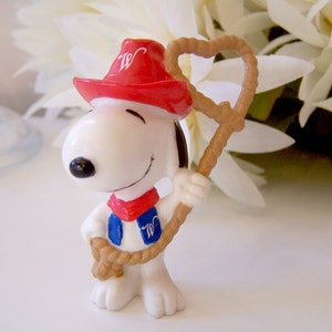Vintage Peanuts Snoopy Valentine Cowboy Marshal Whitman Miniature Figurine Red 10-Gallon Hat & Heart Shaped Lariat Lasso Rope immagine 1