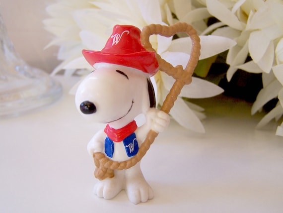 Vintage Peanuts Snoopy Valentine Cowboy Marshal Whitman Miniature Figurine Red 10-Gallon Hat & Heart Shaped Lariat Lasso Rope