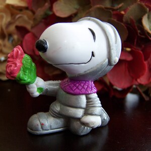 Vintage Snoopy Knight Suit of Armor Peanuts Snoopy Valentine&#39;s Day Miniature Figurine PVC from Whitman Chocolates Box