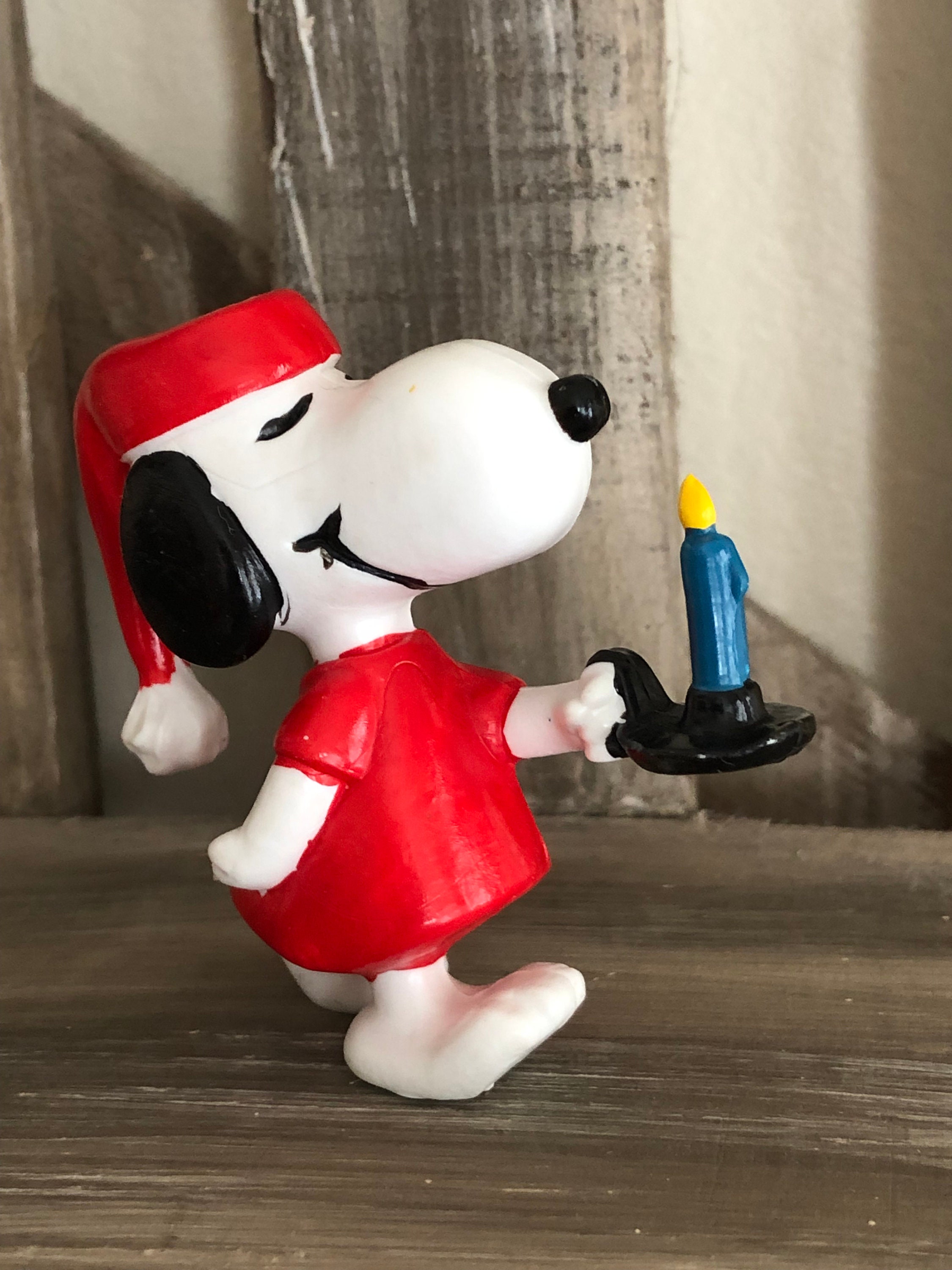 Vintage Peanuts Snoopy in Rot Nachthemd und Mütze mit Kerze PVC Figur