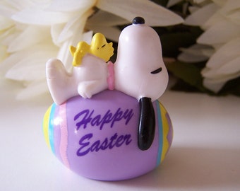 Vintage Peanuts Snoopy and Woodstock Napping on Lavender Whitman 'W' Happy Easter Egg