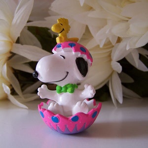 Vintage Easter Peanuts Snoopy Sitting in a Hot Pink Cracked Decorated Egg with Woodstock PVC Miniature Figurine