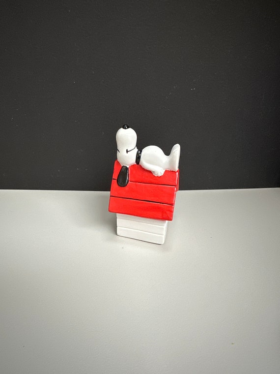 Vintage Peanuts Snoopy Sleeping on His Doghouse - Etsy