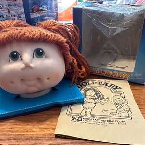 Die Original Puppe Baby Doll Kopf von Martha Nelson Thomas mit Geburtsurkunde, 2 kastanienbraunen Pferdeschwänzen, Hazel Augen, Grübchen