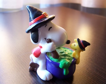 Vintage Witch Snoopy & Woodstock Miniature PVC Halloween Figurine Black Hat Purple Cauldron Green Potion