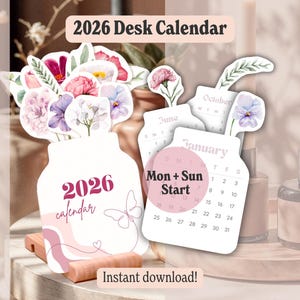 Puede incluir: Un calendario de escritorio 2026 con un diseño floral. El calendario presenta una forma de jarrón blanco con el texto "2026 calendar" y una ilustración de mariposa. También se muestran calendarios mensuales individuales, con el texto "Mon + Sun Start".