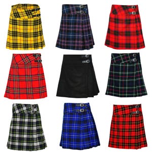 Puede incluir: Nueve faldas escocesas de tartán en varios colores, como amarillo, rojo y azul. Cada falda tiene un diseño envolvente con cierres de hebilla. Las faldas muestran patrones de cuadros tradicionales, mostrando una gama de colores y estilos.