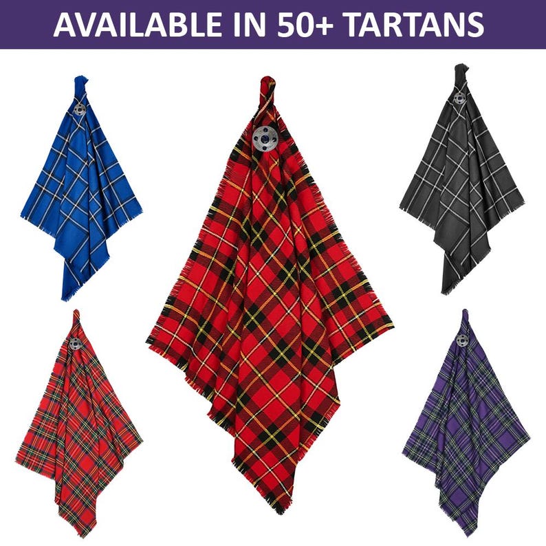 Op de afbeelding: Een verzameling tartan sjaals in verschillende kleuren, waaronder blauw, rood, zwart en paars. Elke sjaal wordt hangend weergegeven, waarbij de verschillende ruitpatronen en franjes worden getoond. De tekst "AVAILABLE IN 50+ TARTANS" staat bovenaan.