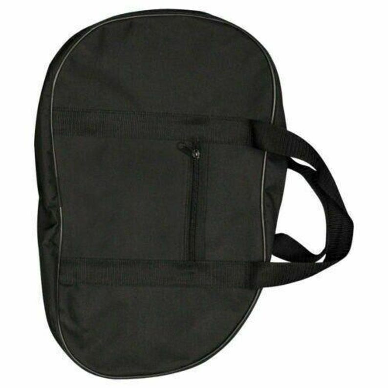 K&ouml;nnte beinhalten: Schwarze, ovale Tasche mit Rei&szlig;verschluss und zwei Trageriemen. Die Tasche hat einen verst&auml;rkten Boden und eine hellgraue Umrandung. Die Tasche besteht aus einem strapazierf&auml;higen, wasserabweisenden Material.