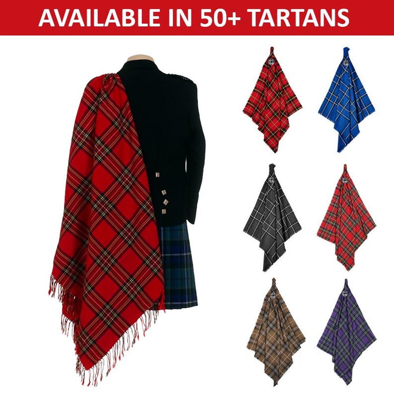 Op de afbeelding: Een presentatie van Schotse Highland-kleding, waaronder een zwarte jas, kilt en een rode tartan sjaal met franjes. Extra tartanpatronen worden getoond als hangende doeken. De tekst "AVAILABLE IN 50+ TARTANS" staat bovenaan.