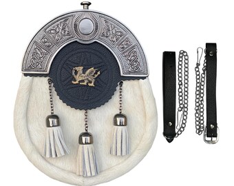 Op de afbeelding: Witte nep bont sporran met een zwarte leren klep en zilveren versiering. De klep heeft een Keltisch knoopontwerp en een gouden drakenembleem. De sporran wordt geleverd met een ketting en een leren riem.