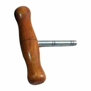 K&ouml;nnte beinhalten: Ein h&ouml;lzerner Weinflaschen-Korkenzieher mit einem polierten, braunen Griff und einem silbernen Metallkorkenzieher. Der Griff ist gebogen und ergonomisch. Der Korkenzieher ist zum Entfernen von Korken aus Weinflaschen bestimmt.