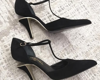 Zapatos de tacón de ante con tira en T, estilo vintage de Chanel, de principios de los 2000.