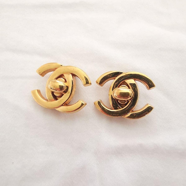 Boucles d'oreilles clip vintage Chanel en or 95A CC