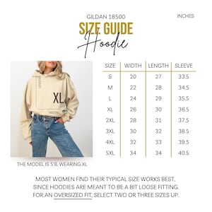 K&ouml;nnte beinhalten: Gr&ouml;&szlig;entabelle f&uuml;r ein Gildan 18500 Hoodie in Zoll. Die Tabelle zeigt die Breite, L&auml;nge und &Auml;rmell&auml;nge f&uuml;r die Gr&ouml;&szlig;en S bis 5XL. Das Model tr&auml;gt Gr&ouml;&szlig;e XL.