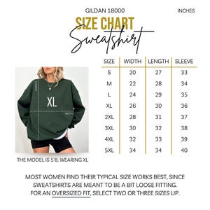 K&ouml;nnte beinhalten: Gr&ouml;&szlig;entabelle f&uuml;r ein Gildan 18000 Sweatshirt, mit Ma&szlig;en in Zoll f&uuml;r Breite, L&auml;nge und &Auml;rmell&auml;nge f&uuml;r die Gr&ouml;&szlig;en S bis 5XL. Die Tabelle enth&auml;lt ein Foto eines Models, das ein Sweatshirt in Gr&ouml;&szlig;e XL tr&auml;gt.