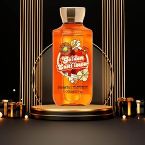 Puede incluir: Botella de gel de ducha naranja con tapa dorada, con la inscripción "Golden Sunflower". La etiqueta incluye diseños florales y el texto "Aloe + Vitamina E". La botella contiene 295 ml de gel y se muestra en una plataforma dorada.