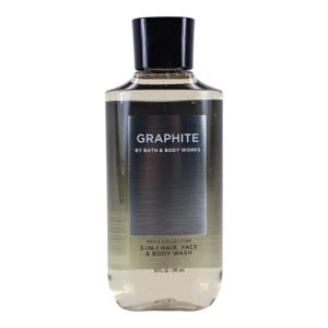 Może przedstawiać: Przezroczysta butelka Graphite 3-w-1 do włosów, twarzy i ciała firmy Bath & Body Works. Butelka ma czarną zakrętkę i etykietę z napisem "GRAPHITE" oraz teksturowanym szarym wzorem. Zawiera 295 ml.