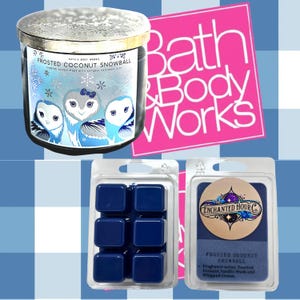 Könnte beinhalten: Ein Bath & Body Works Frosted Coconut Snowball Duftkerze in einem Glas mit einem silbernen Deckel. Das Glas zeigt ein Design von Eulen in Blau und Weiß. Außerdem sind zwei Packungen blaue Wachsschmelzen abgebildet.