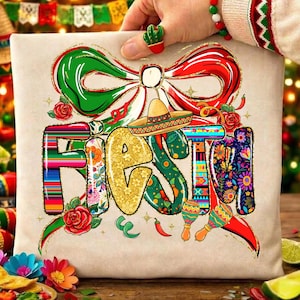 Puede incluir: Un cojín cuadrado beige con la palabra "FIESTA" en letras decorativas y coloridas. El diseño incluye un sombrero, maracas, chiles y un lazo con los colores de la bandera mexicana. Rosas rojas y estampados florales completan el aspecto festivo.