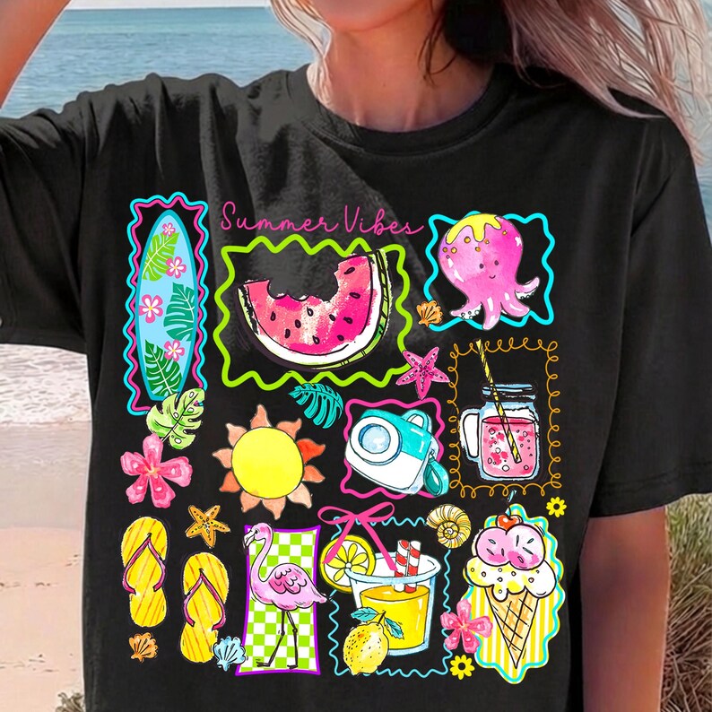 Puede incluir: Camiseta negra con un gr&aacute;fico colorido de tem&aacute;tica veraniega. El dise&ntilde;o incluye una rodaja de sand&iacute;a, un pulpo, un cono de helado, un flamenco y el texto "Summer Vibes". Otros elementos incluyen una tabla de surf, un sol y chanclas.