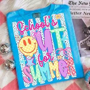 Puede incluir: Una camiseta turquesa de manga larga con la frase "School's Out for Summer" en una fuente colorida y juguetona. El dise&ntilde;o incluye una carita sonriente, estrellas, flores y lazos. La camiseta tiene un efecto tie-dye.