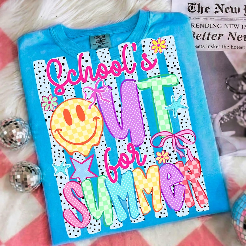 Puede incluir: Una camiseta turquesa de manga larga con la frase "School's Out for Summer" en una fuente colorida y juguetona. El dise&ntilde;o incluye una carita sonriente, estrellas, flores y lazos. La camiseta tiene un efecto tie-dye.