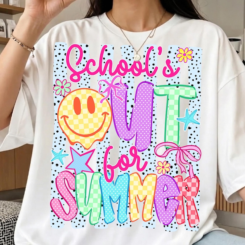 Puede incluir: Camiseta blanca con un gr&aacute;fico colorido que dice "School's Out for Summer". El dise&ntilde;o incluye una carita sonriente, estrellas, flores y lazos. El texto y los gr&aacute;ficos son de varios colores y patrones.