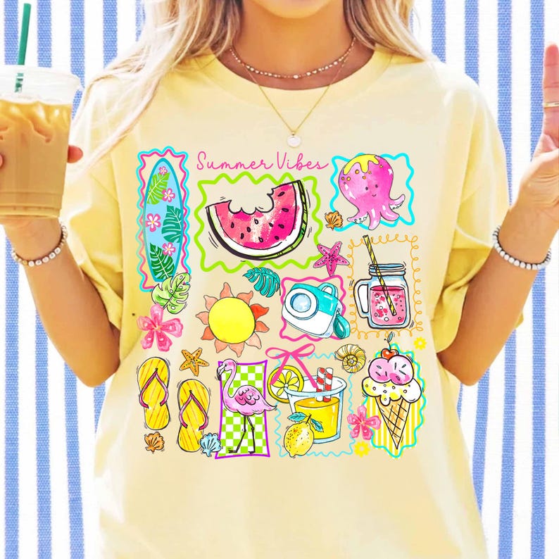 Puede incluir: Camiseta amarilla con un gr&aacute;fico colorido de tem&aacute;tica veraniega. El dise&ntilde;o incluye una rodaja de sand&iacute;a, un pulpo, un sol, una c&aacute;mara, un cono de helado y el texto "Summer Vibes". La camiseta tiene mangas cortas.