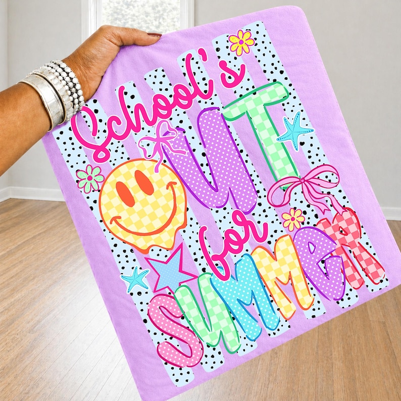Puede incluir: Una manta de color lila claro con la frase "School's Out for Summer" en letras coloridas y divertidas. El dise&ntilde;o incluye una carita sonriente, estrellas, flores y lazos. El fondo tiene rayas verticales y lunares.