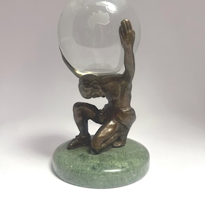 Sculpture vintage en bronze intitulée « Atlas » par Stuart Mark Feldman, sur socle en marbre, globe en verre, 1992.