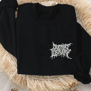 Peut inclure: Une tasse en céramique blanche avec une anse noire et le texte "But First, Coffee" dans un style manuscrit. La tasse mesure probablement 325 ml et convient aux boissons chaudes.