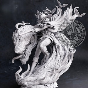 Könnte beinhalten: Detaillierte, monochrome Figur eines Charakters mit Hut und Umhang, der eine Pistole hält und ein Monster reitet. Das Monster hat eine lange Zunge und scharfe Zähne. Fledermäuse fliegen darüber. Der Sockel ist eine Ziegelstruktur.