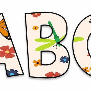 Può includere: Lettere decorative che compongono "ABC" con un design floreale e di insetti. La lettera "A" presenta una farfalla, mentre la lettera "B" ha una libellula. Ogni lettera è riempita di fiori in vari colori, tra cui rosso, arancione e blu.