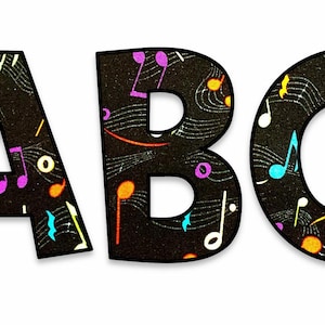 Puede incluir: Se muestran las letras "ABC", cada una rellena con un fondo negro y coloridas notas musicales. Las letras tienen un contorno negro y están sobre un fondo blanco. Las notas musicales son en tonos de amarillo, naranja, morado y azul.
