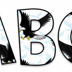 Może przedstawiać: Ozdobne litery, które piszą "ABC". Każda litera ma czarny kontur i jest wypełniona wzorem jasnoniebieskich ptaków. Litery przedstawiają ilustracje czarnych orłów z białymi głowami i żółtymi dziobami.
