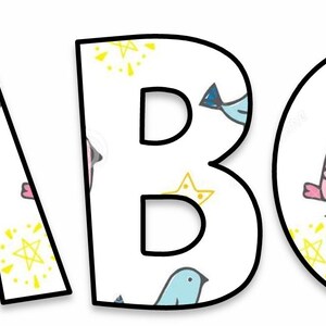 以下が含まれることがあります： 「ABC」の文字が遊び心のあるフォントで表示され、それぞれ黒で縁取られています。文字は、青い鳥と黄色の星のパターンで飾られた白い背景で満たされ、気まぐれなデザインを作成しています。