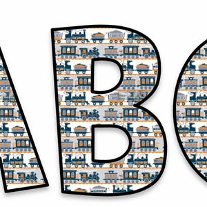 Puede incluir: Se muestran las letras A, B y C, cada una con un contorno negro. El interior de cada letra está relleno con un patrón repetitivo de vagones de tren azules, naranjas y grises sobre un fondo blanco. Las letras están diseñadas para fines educativos o decorativos.