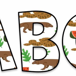 Könnte beinhalten: Die Buchstaben "A", "B" und "C" werden in einem verspielten Cartoon-Stil dargestellt. Jeder Buchstabe ist schwarz umrandet und mit einem weißen Hintergrund gefüllt, der Illustrationen von braunen Eidechsen, Schlangen, grünen Blättern und Wassermelonenstücken zeigt.