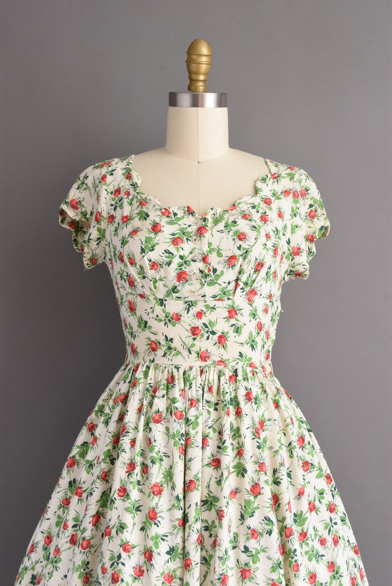 1950s vintage dress Vicky Vaughn Red & Green Floral Print Scallop Trim Linen Full Skirt Summer Dress XS Small image 3