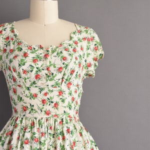 1950s vintage dress Vicky Vaughn Red & Green Floral Print Scallop Trim Linen Full Skirt Summer Dress XS Small image 4