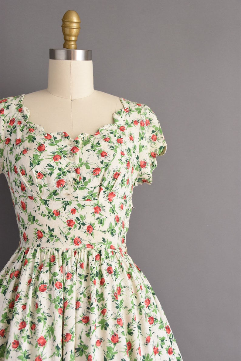 1950s vintage dress Vicky Vaughn Red & Green Floral Print Scallop Trim Linen Full Skirt Summer Dress XS Small image 4