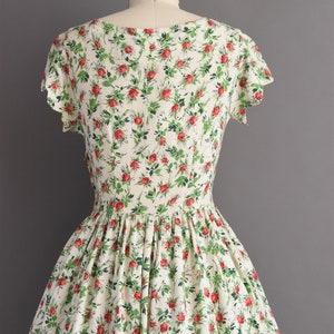 1950s vintage dress Vicky Vaughn Red & Green Floral Print Scallop Trim Linen Full Skirt Summer Dress XS Small image 8