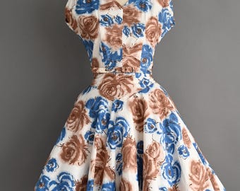 Vestido vintage de los años 50 / Vestido de algodón con estampado floral de rosas azules y marrones / Talla pequeña
