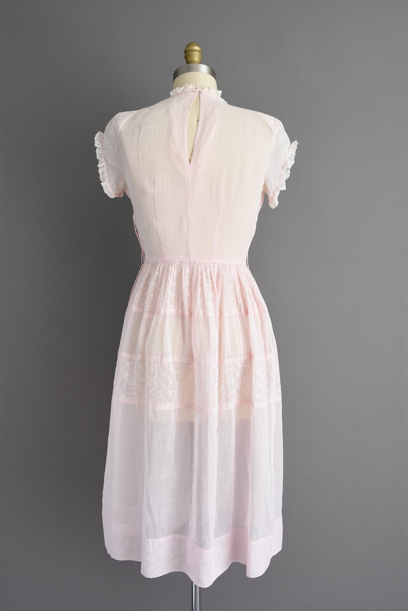 Pastel pink floral embroidered short sleeve full skirt dress 1950s vintage dress Small 50s dress
