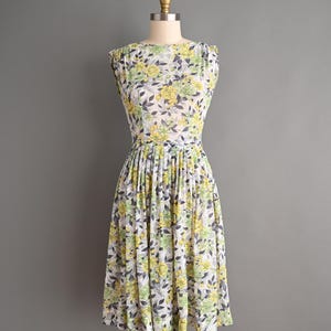 Sukienka vintage z lat 50. | Sukienka Patty Petite z kwiatowym nadrukiem wiosennym | S